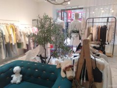 C5450店面转让 位于昌吉市延安北路飞马财富内一家服装店