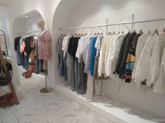 C5450店面转让 位于昌吉市延安北路飞马财富内一家服装店