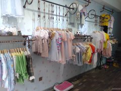 C5964店面转让 位于昌吉市乌伊西路亚中服装街附近