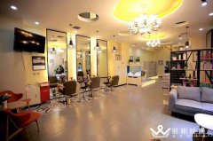 C6433万达金街6年美发店转让