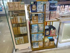 C7104昌吉市呼图壁县东风大街鸿新百汇一楼美妆全柜转租