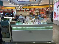 C7104昌吉市呼图壁县东风大街鸿新百汇一楼美妆全柜转租