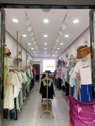 C7230昌吉市呼图壁县东风大街营业中品牌服装店转让可以空转