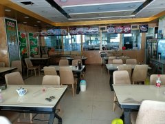 C7655店面转让 位于阜康市新城花园临街餐饮