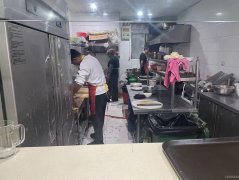 C7935位于乌市南湖路劳动街绿苑三巷85平饭馆转让