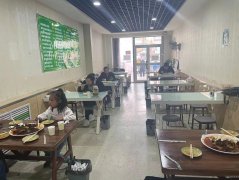 C7935位于乌市南湖路劳动街绿苑三巷85平饭馆转让