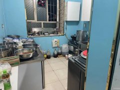 C8069位于昌吉上海花园后门椒麻鸡大面筋42平品牌店转让