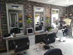 C8098昌吉中医院旁92平美发店转让