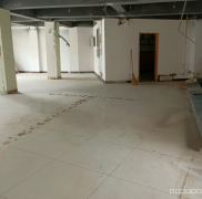 C8149位于阜康市水榭花都小区门口临街店面出租