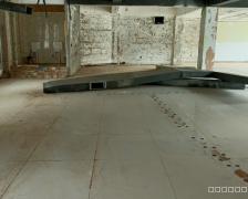 C8149位于阜康市水榭花都小区门口临街店面出租