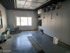 C8213位于吉木萨尔龙壹华庭小区临街100平店面转让