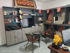C8213位于吉木萨尔龙壹华庭小区临街100平店面转让
