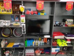 C8213位于吉木萨尔龙壹华庭小区临街100平店面转让