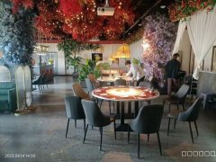 C8236位于阜康市公园六号西区临街二楼300平商业店铺转让