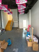 C8306位于昌吉市滨河北路绿洲新城小区门口临街175平门面