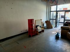 C8306位于昌吉市滨河北路绿洲新城小区门口临街175平门面