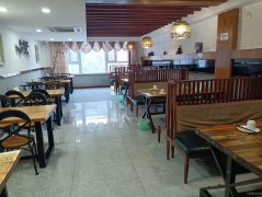 C8424位于阜康商贸城440平旺铺转让