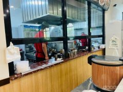 C8472位于乌市马德里春天240平面馆转让