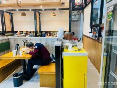 C8472位于乌市马德里春天240平面馆转让