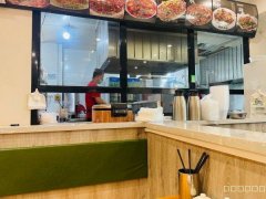 C8472位于乌市马德里春天240平面馆转让