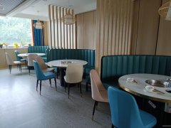 C8587位于昌吉市建国路金城维也纳东门临街店面空转8万