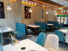 C8587位于昌吉市建国路金城维也纳东门临街店面空转8万