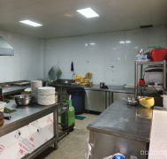 C8633位于乌鲁木齐东站路福泰雅居小区沿街餐饮旺铺转让