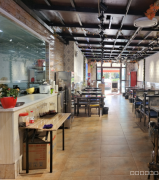 C8633位于乌鲁木齐东站路福泰雅居小区沿街餐饮旺铺转让