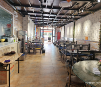 C8633位于乌鲁木齐东站路福泰雅居小区沿街餐饮旺铺转让