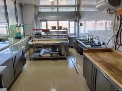 C8672位于乌市泰山街海鸿国际附近临街240平旺铺转让