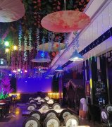 C8094位于五家渠市102团八一路临街二楼320平音乐餐吧