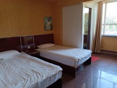 C8689位于阜康市元森国际东门临街二楼经营中宾馆对外出让承