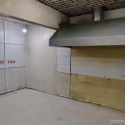 8704位于昌吉市乌伊西路蓝爵尚筑东门临街64平店面出租