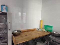 C8749位于世纪大道昌吉学院新装修76平店铺转让