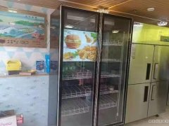 C8758乌市莱茵庄园美食街90平炸鸡店转让