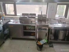 C8758乌市莱茵庄园美食街90平炸鸡店转让