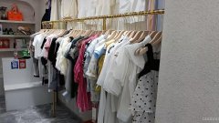 C8826延安北路市总工会公交车站旁营业中女装店转让