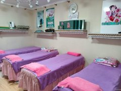 C8828位于昌吉市长宁南路麦趣尔公司对面临街54平店面转让