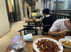 C8840乌市大湾北路恒昌欧景名苑3期190平辣子鸡店转让