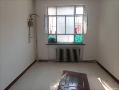 C8858位于呼图壁县园林路临街40平门面出租