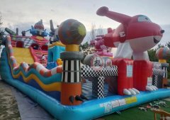 C8841位于昌吉屯河畔花田林海露营区儿童游泳池带滑梯转让