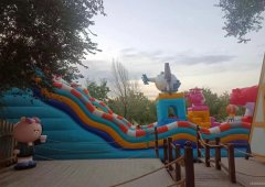 C8841位于昌吉屯河畔花田林海露营区儿童游泳池带滑梯转让