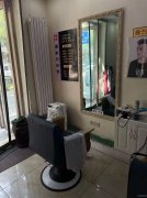C9084位于昌吉健康路与延安路路口40平理发店转让