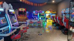 C9097位于昌吉市长宁南路华洋广场三楼购物百货内电玩城对外