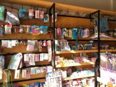 C9498店面转让 呼图壁县东风大街二小旁边文体店低价转让