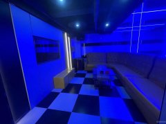 C9525位于昌吉市青年南路华东大厦酒吧街店面转让