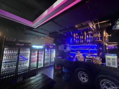 C9525位于昌吉市青年南路华东大厦酒吧街店面转让