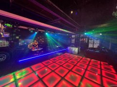 C9525位于昌吉市青年南路华东大厦酒吧街店面转让