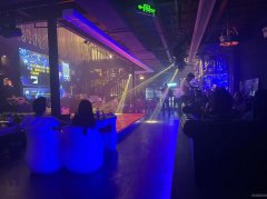 C9525位于昌吉市青年南路华东大厦酒吧街店面转让