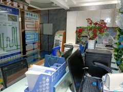 C9527位于昌吉市青年南路华东大厦临街店面转让